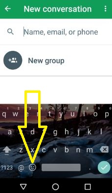 „Gboard“ klaviatūroje palieskite jaustukų piktogramą